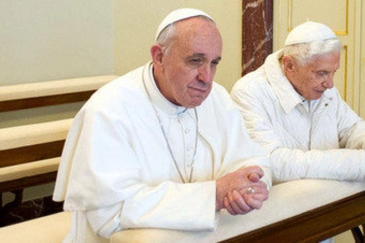 El papa Francisco regresó al Vaticano tras visitar y almorzar con Benedicto XVI. El helicóptero en el que regresó Francisco partió de Castel Gandolfo a las 14:42 hora local. El Papa fue despedido en el helipuerto por Joseph Ratzinger. La visita duró casi