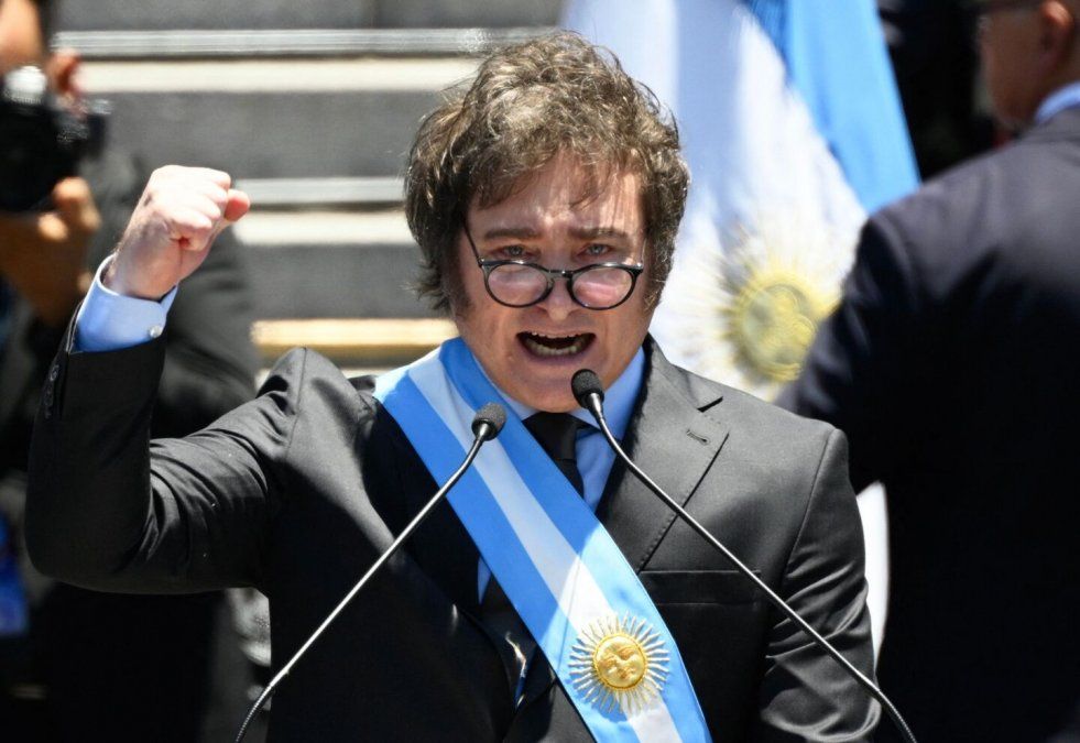 Javier Milei ante su primera cadena nacional y marcha piquetera en el mismo día. Javier Milei ante su primera cadena nacional y marcha piquetera en el mismo día.