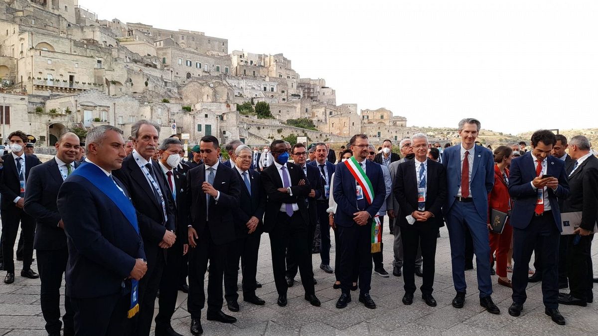 Participantes de la reunión del G20 con la ciudad de Matera detrás.