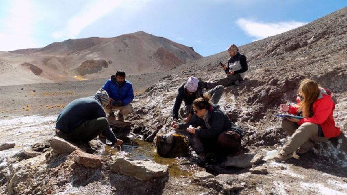 CONICET: Registro de surgencias hidrotermales y toma de muestras en las cercanías del volcán Incapillo. CONICET: Registro de surgencias hidrotermales y toma de muestras en las cercanías del volcán Incapillo.