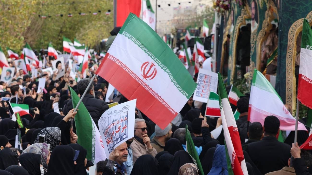 Arden las calles de Teheran. Según publicó Donald Trump en la red Truth, "Alí Jamenei está muerto". El presidente de Usa y Benjamín Netanyahu instan al hijo del Sha a tomar el liderazgo en la transición. Arden las calles de Teheran. Según publicó Donald Trump en la red Truth, "Alí Jamenei está muerto". El presidente de Usa y Benjamín Netanyahu instan al hijo del Sha a tomar el liderazgo en la transición. 