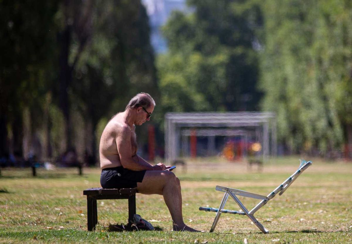 El día dará para tomar sol con protector y leer Urgente24 en el celular El día dará para tomar sol con protector y leer Urgente24 en el celular