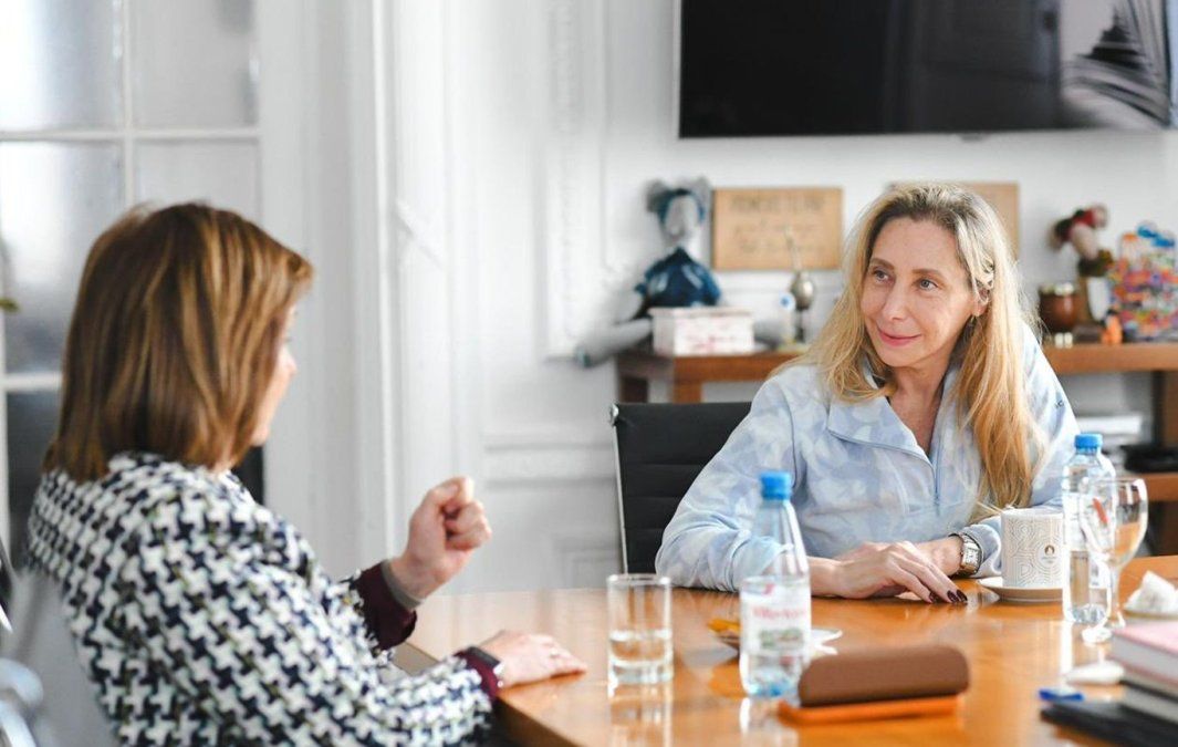 Karina Milei con Patricia Bullrich intentando un 'control de daños' por el caso del pliego de la candidata a jueza Michelli. Karina Milei con Patricia Bullrich intentando un 'control de daños' por el caso del pliego de la candidata a jueza Michelli.