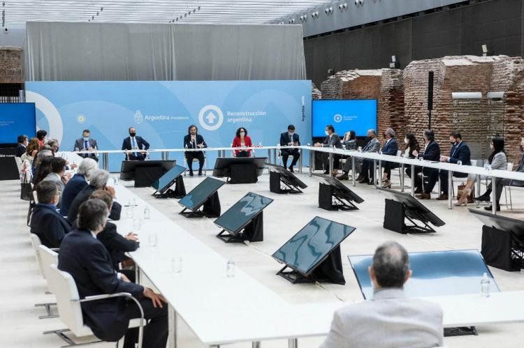Tras recibir a los sindicatos, el Gobierno se reunió este jueves con el sector empresario. Foto: Télam.