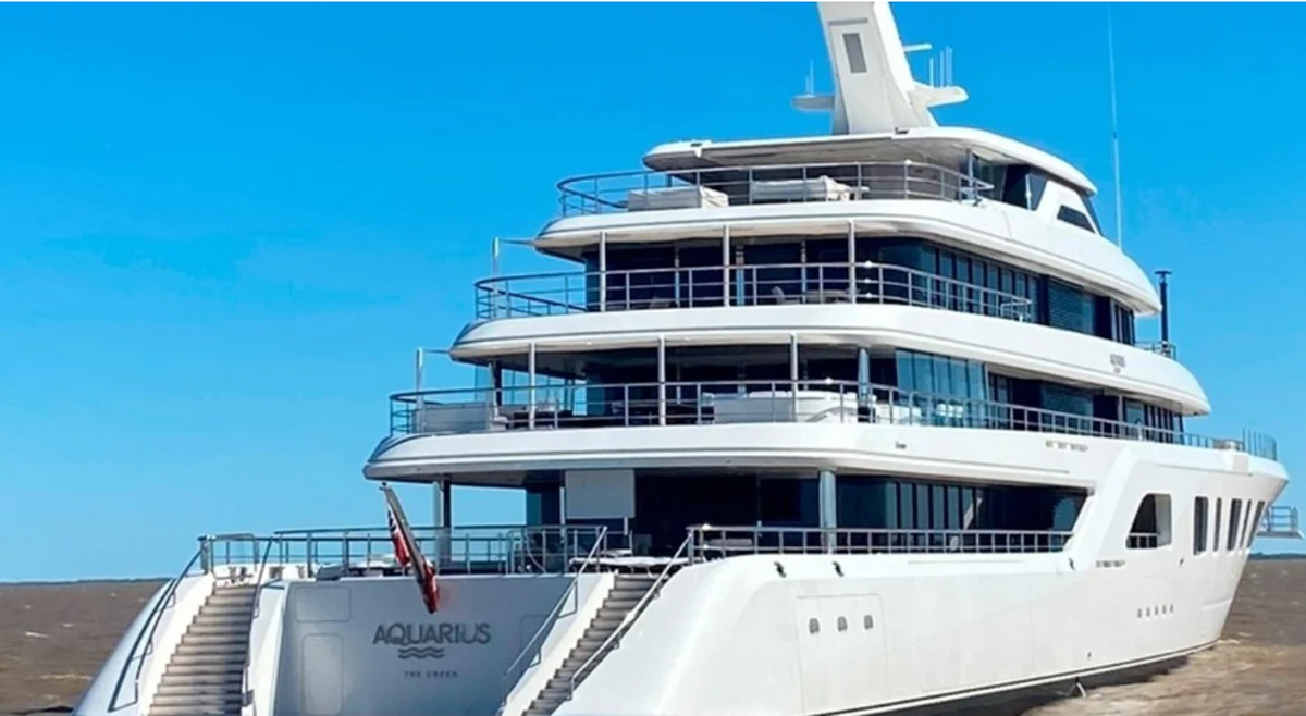 Al Thani arribó junto a una comitiva de 30 personas, algunas de nacionalidad árabe y otras inglesas, a bordo de las embarcaciones Aquarius y Alfa que juntas valen 300 millones de dólares. 