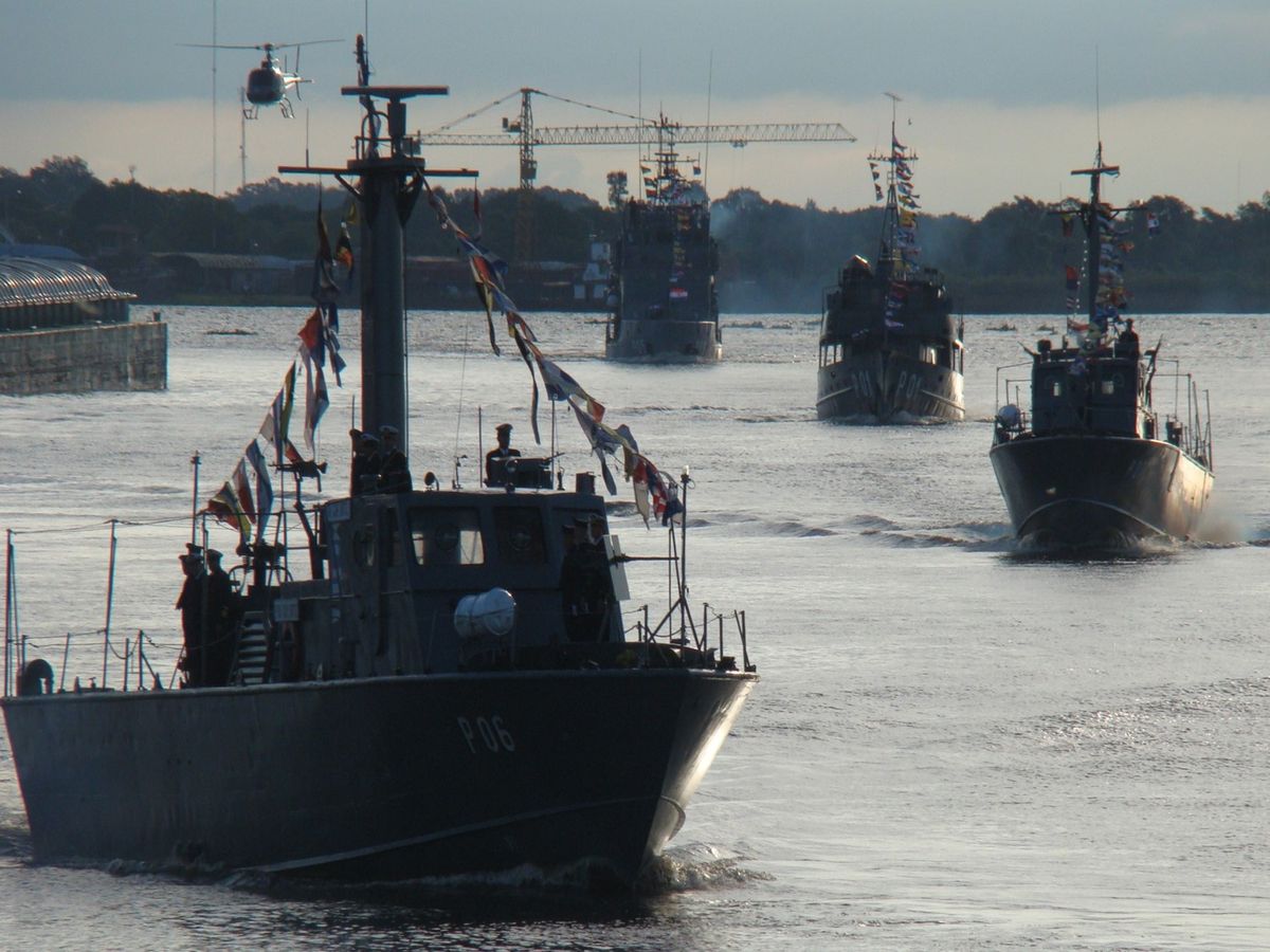 En pleno conflicto Prefectura bale a un efectivo de la Armada