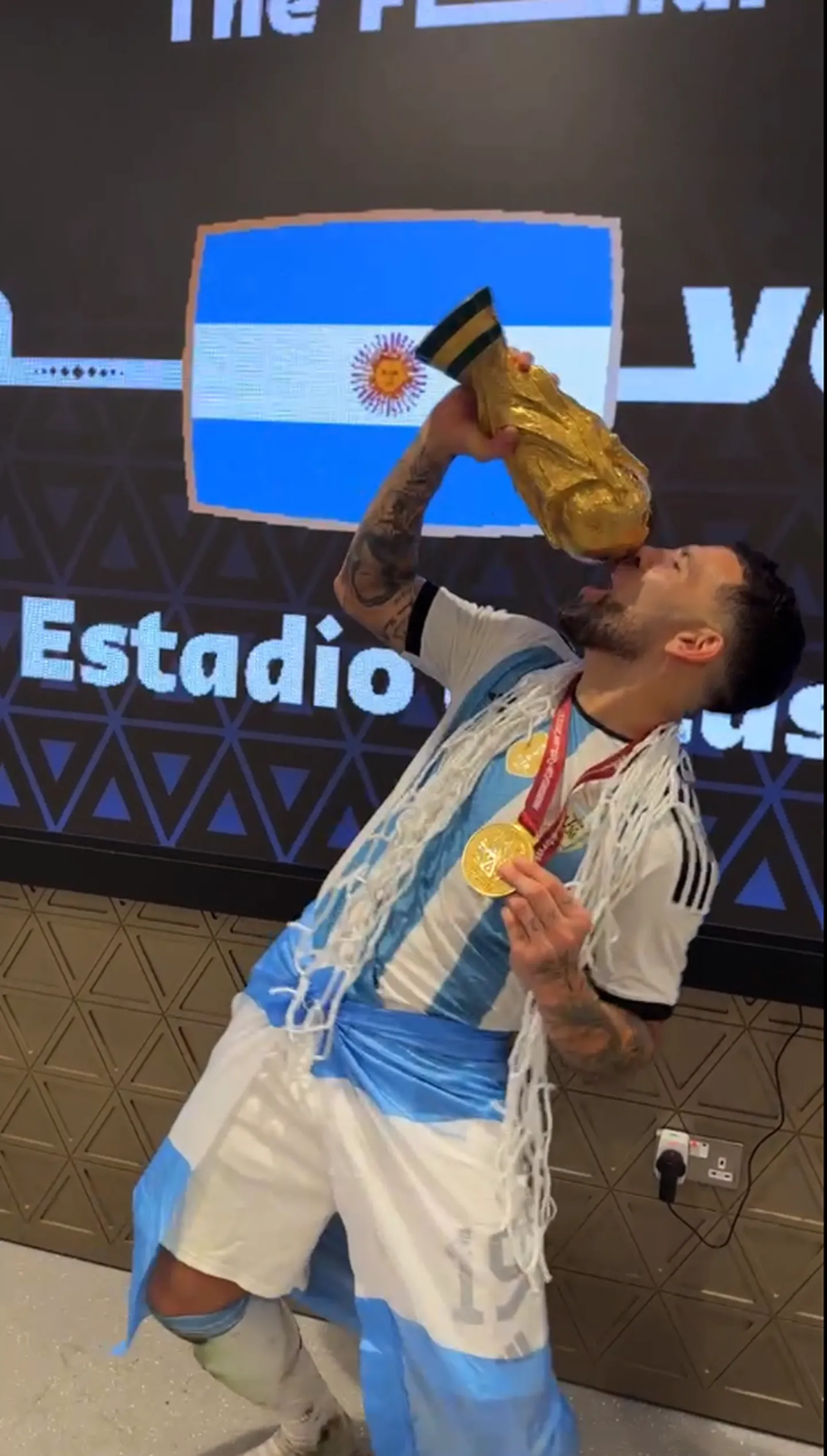Nicolás Otamendi mostró la intimidad del festejo en el vestuario campeón.