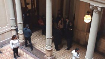 El momento en que personal de Seguridad se acerca a la reunión del bloque de diputados de La Libertad Avanza. El momento en que personal de Seguridad se acerca a la reunión del bloque de diputados de La Libertad Avanza.