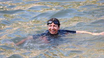 Anne Hidalgo, la alcaldesa de París, nadando en el río Sena, por primera vez. Anne Hidalgo, la alcaldesa de París, nadando en el río Sena, por primera vez.