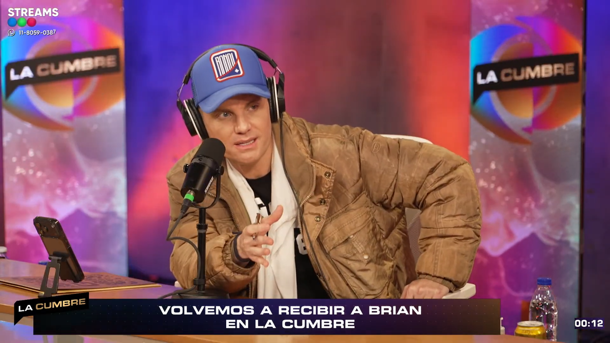 Ante la presión de Santiago del Moro, Brian reveló que un abogado le aconsejó no viajar por riesgo a ser detenido, una explicación que generó dudas entre los panelistas y el público. Foto: Captura YouTube Ante la presión de Santiago del Moro, Brian reveló que un abogado le aconsejó no viajar por riesgo a ser detenido, una explicación que generó dudas entre los panelistas y el público. Foto: Captura YouTube