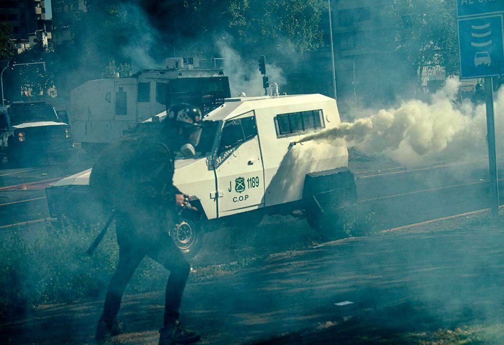Marginales dispuestos a todo: saqueos a comercios e incendios de autos.