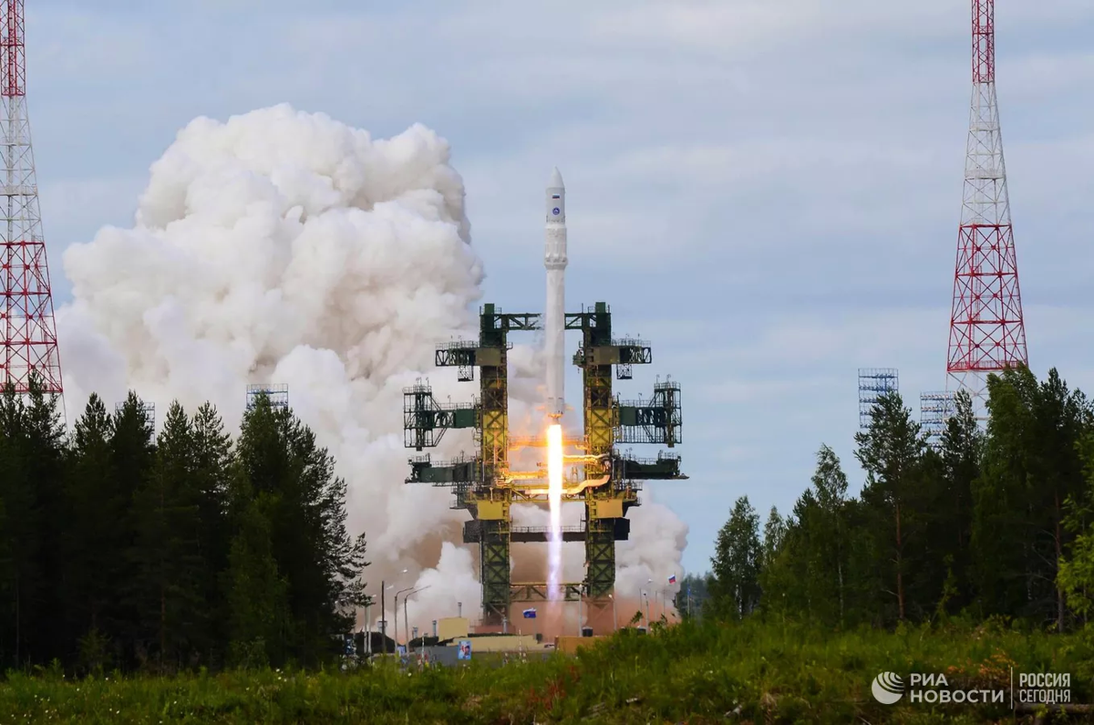 Rusia lanzó cohete que lleva un satélite militar.