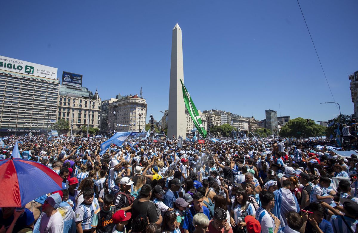 Una multitud aguarda a la selección argentina en el obelisco porteño.