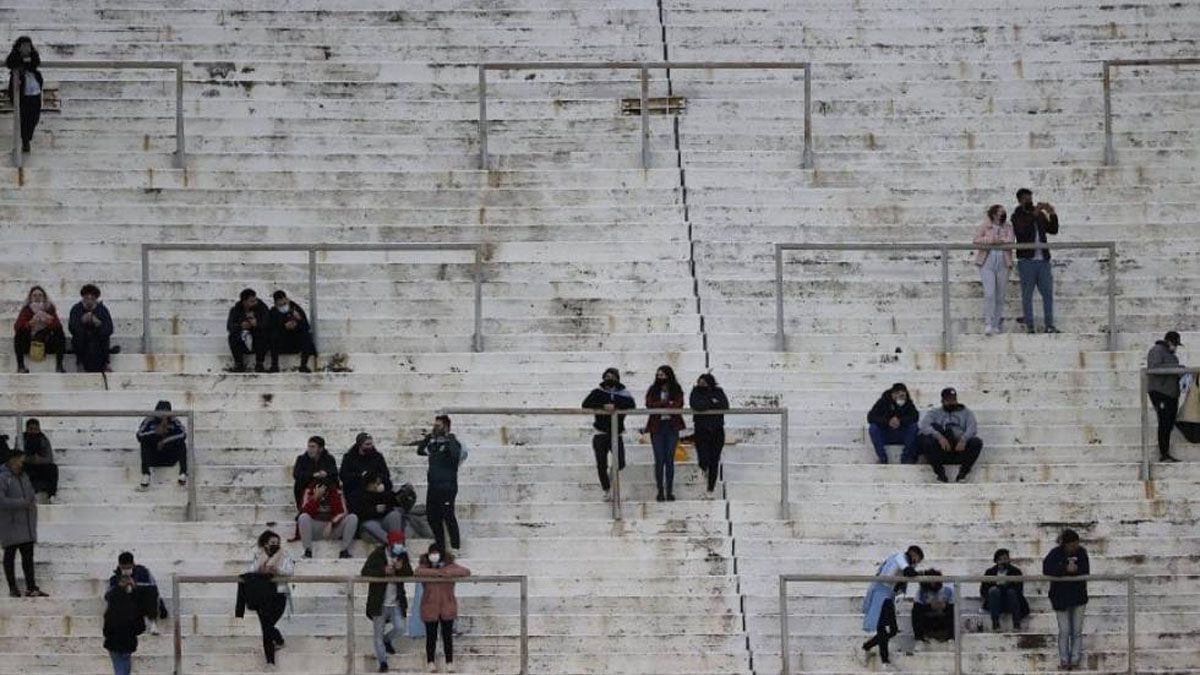 El regreso de los hinchas a los estadios quedó en suspenso debido a que se suspendió la reunión que iban a mantener la AFA y el gobierno.