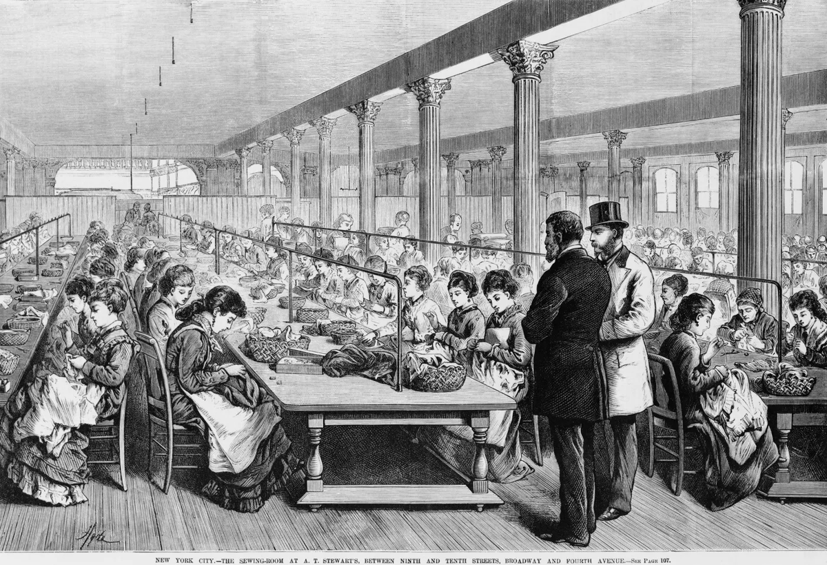 Con la Revolución Industrial y las primeras máquinas de coser, la ropa comenzó a producirse en masa y muchas más personas pudieron acceder a ella. Con la Revolución Industrial y las primeras máquinas de coser, la ropa comenzó a producirse en masa y muchas más personas pudieron acceder a ella.