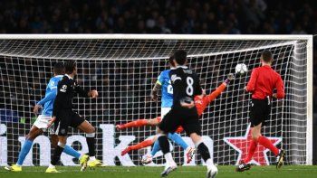 Joao Pedro y el momento exacto del empate 2 a 2, luego puso el 3 a 2. Joao Pedro y el momento exacto del empate 2 a 2, luego puso el 3 a 2.