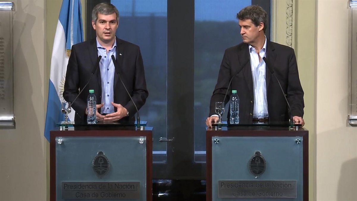 Marcos Peña y Alfonso Prat-Gay en la conferencia de prensa de este mediodía. (Foto: captura de pantalla)