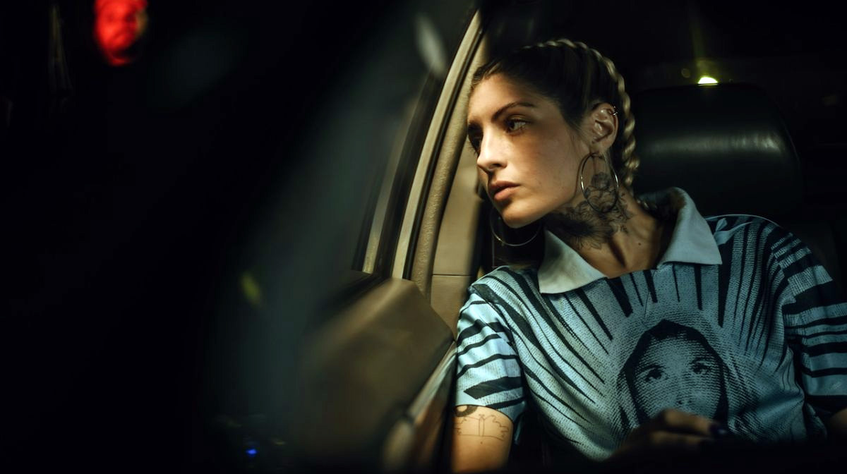 Kaia, una trapera emergente, y Nicolás, un joven de clase alta con crisis emocional, se cruzan en una fiesta, desatando conflictos y una guerra entre sus entornos. Fuente: Prime Video Kaia, una trapera emergente, y Nicolás, un joven de clase alta con crisis emocional, se cruzan en una fiesta, desatando conflictos y una guerra entre sus entornos. Fuente: Prime Video 