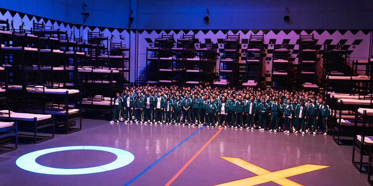 En la temporada 3, el dormitorio tiene una frase en latín que significa En la temporada 3, el dormitorio tiene una frase en latín que significa