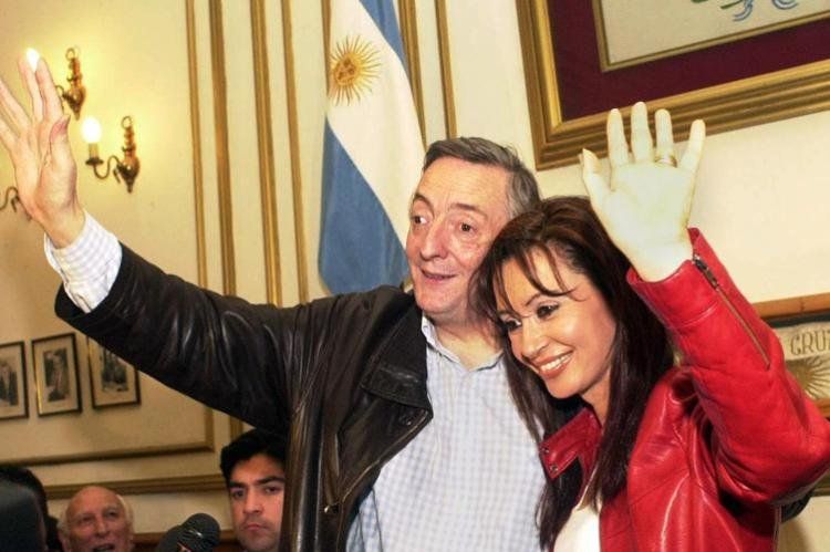 Néstor y Cristina el 27/4 de 2003, día de la elección presidencial, en Río Gallegos. Kirchner no pudo ese día contra Menem. Foto: NA.