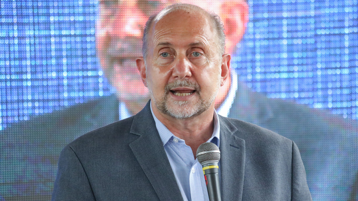 Perotti intentó seducir a Fantino para que se presentara en su frente. 