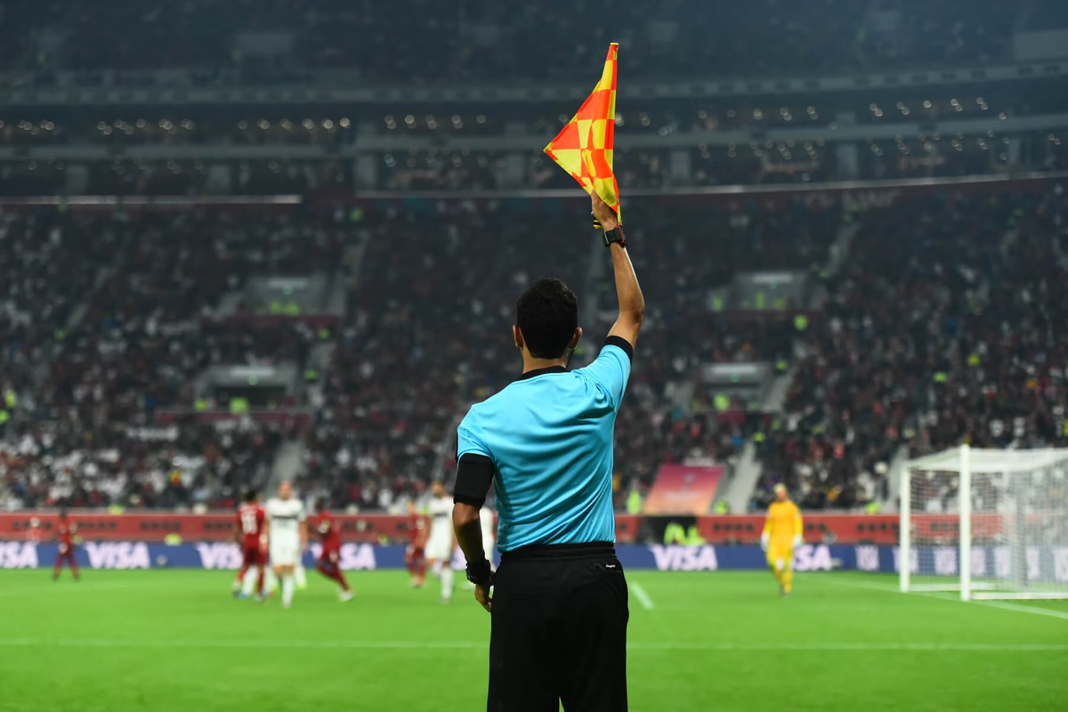 Margalot quiere un fútbol sin off-side y los cerebros de IFAB proponen un sistema insólito de fuera de juego. Se pelean por quien hace la peor propuesta. Margalot quiere un fútbol sin off-side y los cerebros de IFAB proponen un sistema insólito de fuera de juego. Se pelean por quien hace la peor propuesta.