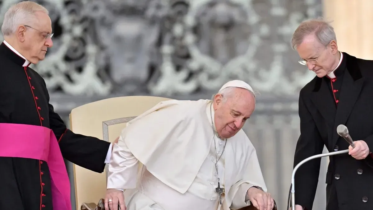 El papa Francisco aquejado por dolores en la rodilla e infecciones pulmonares.