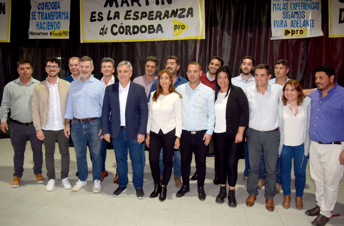 Martín Llaryora bajo carteles del PRO. 