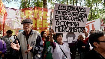 Jubilados perdieron 27,4% en sus haberes por la fórmula de Milei