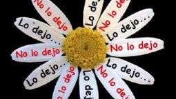 altText(María Eugenia deshoja la margarita mientras De la Torre presiona)}