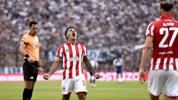 Palacios festeja su gol: 0-1 para Estudiantes.