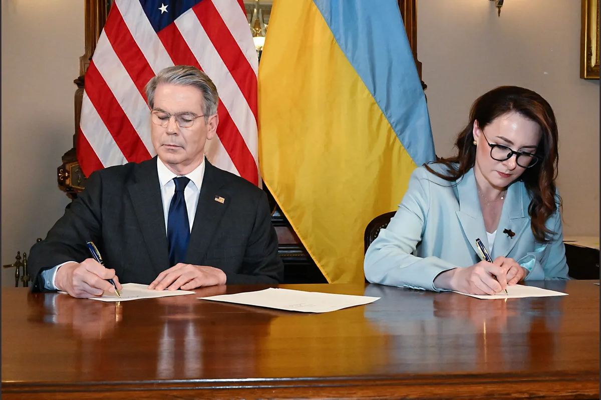 El secretario del Tesoro de Estados Unidos, Scott Bessent, y la viceprimera ministra y ministra de Economía de Ucrania, Yulia Svyrydenko, firman un acuerdo sobre minerales en Washington DC.