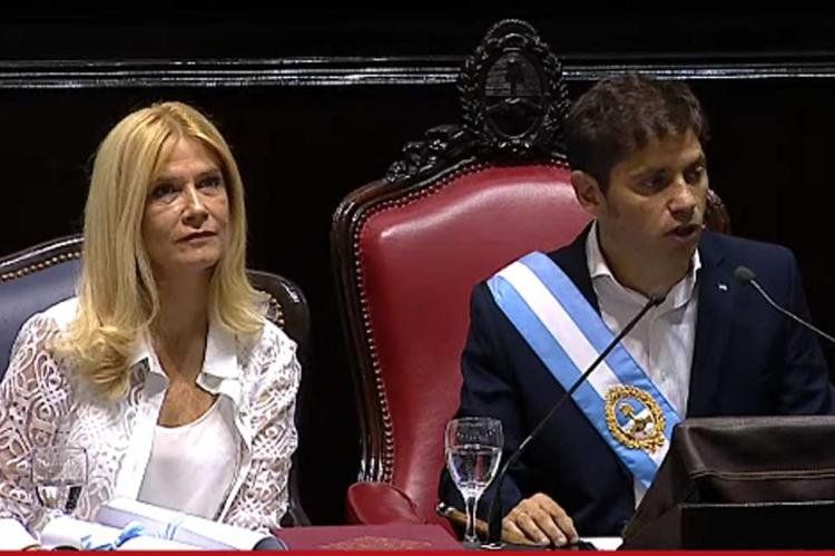 La vicegobernadora bonaerense, junto al gobernador, Axel Kicillof.