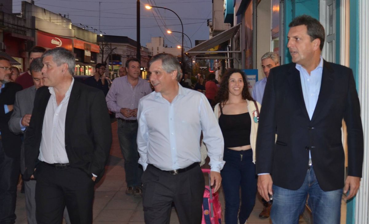 Guillermo Britos y Sergio Massa haciendo campaña juntos en Chivilcoy. Guillermo Britos y Sergio Massa haciendo campaña juntos en Chivilcoy.