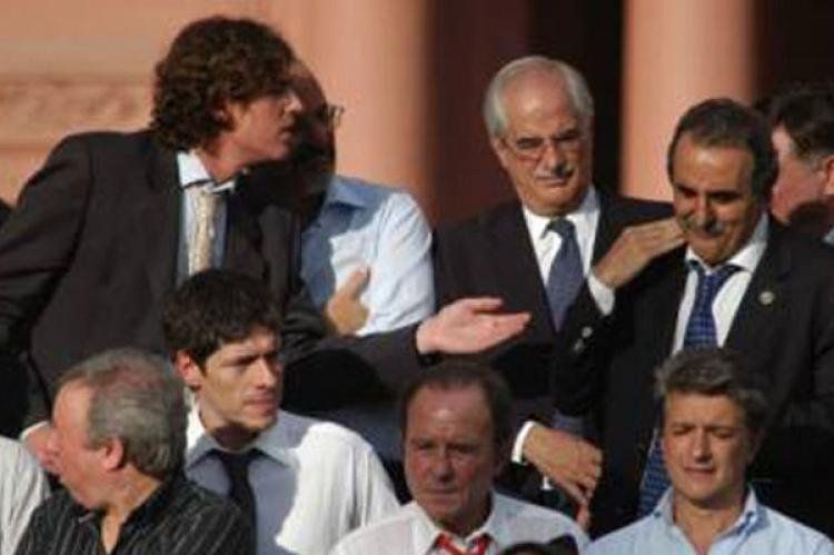 El gesto de Moreno a Lousteau que quedó inmortalizado en las imágenes.