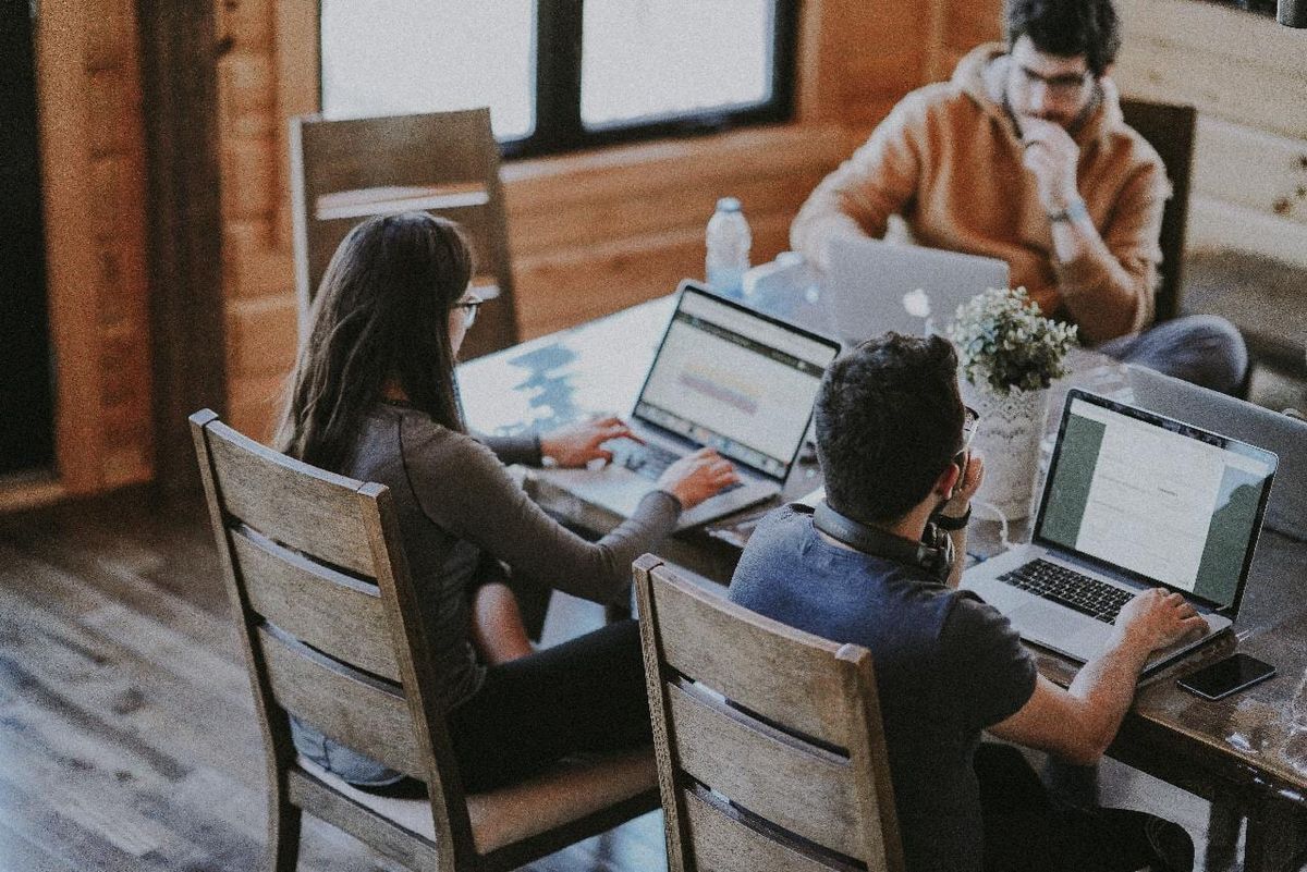 El modelo híbrido que combina la presencialidad con la virtualidad, es el punto de equilibrio al que las empresas están tendiendo