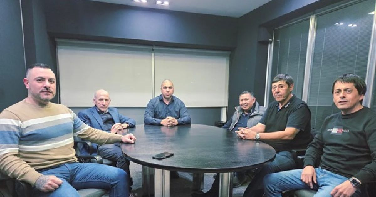 La semana pasada, Marcelo Rucci tuvo una reunión donde se vio con sus pares de Chubut, Jorge Ávila, y Santa Cruz, Rafael Güenchenen, y propusieron consolidar "una estrategia común frente al deterioro de la actividad". La semana pasada, Marcelo Rucci tuvo una reunión donde se vio con sus pares de Chubut, Jorge Ávila, y Santa Cruz, Rafael Güenchenen, y propusieron consolidar "una estrategia común frente al deterioro de la actividad".