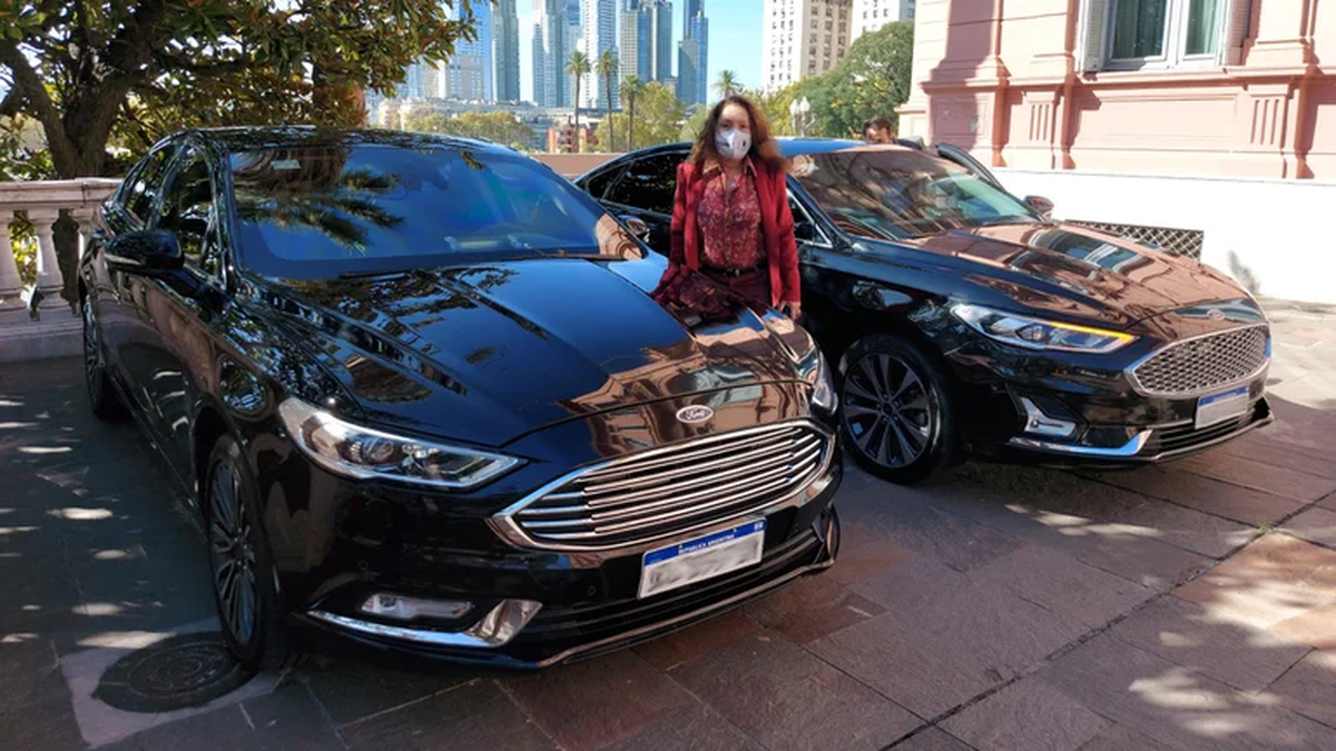 El Ford Mondeo negro es el auto blindado para garantizar la seguridad de CFK, tras el atentado.