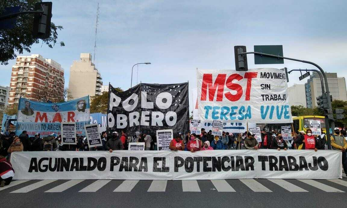 M&aacute;s Plan Platita. Piqueteros oficialista y disidentes se unen por el aguinaldo para planes sociales (&iquest;?).
