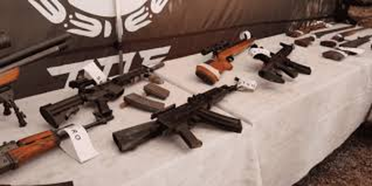 El procedimiento en el que se secuestró el armamento permitió encontrar fusiles y otro equipamiento de alto poder de fuego, lo que llevó a los investigadores a considerar que no se trataba de un hecho aislado. El procedimiento en el que se secuestró el armamento permitió encontrar fusiles y otro equipamiento de alto poder de fuego, lo que llevó a los investigadores a considerar que no se trataba de un hecho aislado.