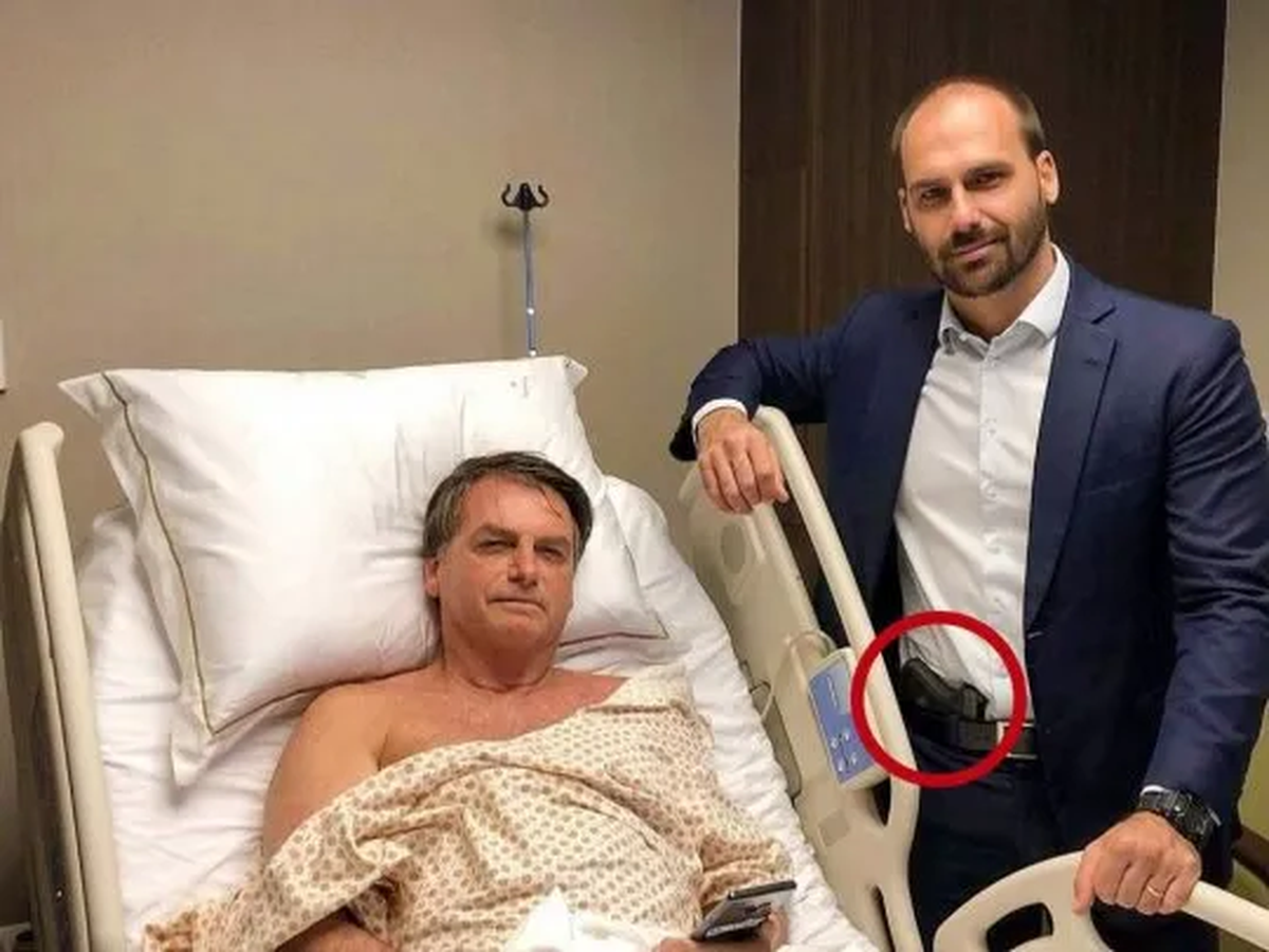 Eduardo Bolsonaro es un amante de las armas y un experto tirador, a tal punto que fue a visitar a la clínica a su padre tras una cirugía, con un arma.