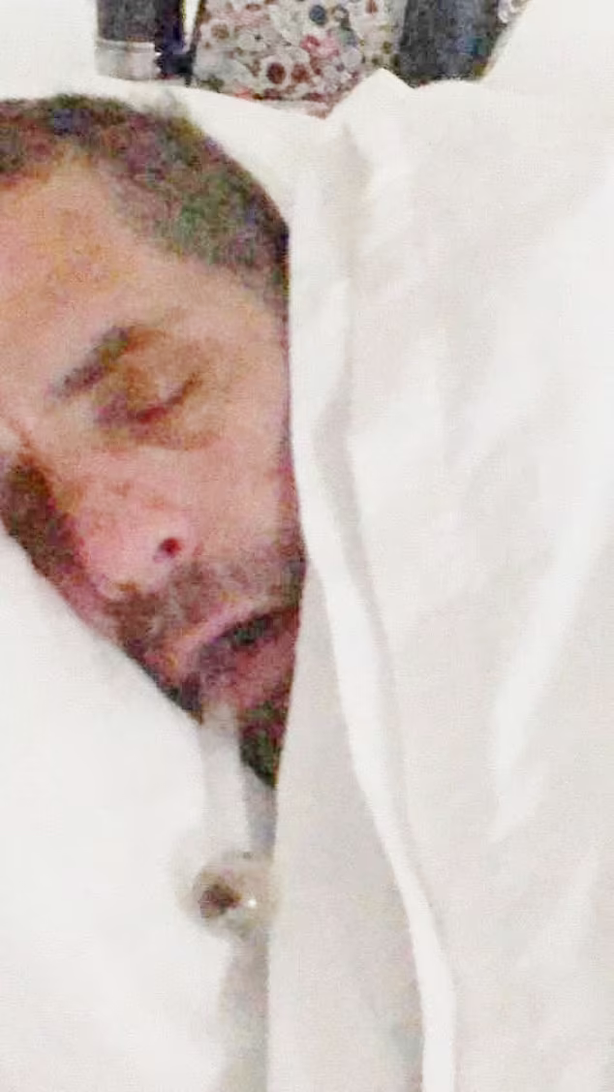 Hunter Biden dormido, ¿tras consumir crack? Daily Mail denuncia también hipocresía del hijo mayor de Joe Biden porque esta foto "surgió de su computadora portátil casi al mismo tiempo que firmó su contrato de libro sobre sus luchas contra las drogas, Beautiful Things. No está claro si Hunter ha incluido detalles de su relación con Secundy".