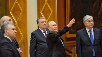 Vladimir Putin en el Museo Ruso, en San Petersburgo, con sus invitados de la CEI. Vladimir Putin en el Museo Ruso, en San Petersburgo, con sus invitados de la CEI.