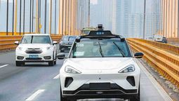 Las exportaciones de China se impulsan con maquinaria automotriz. Los robotaxis estarán disponibles a fin de año.