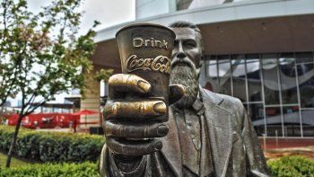 La icónica estatua frente al World of Coca-Cola, una de las postales más reconocibles de Atlanta y parte del recorrido turístico para quienes sigan el mundial en la ciudad. La icónica estatua frente al World of Coca-Cola, una de las postales más reconocibles de Atlanta y parte del recorrido turístico para quienes sigan el mundial en la ciudad.