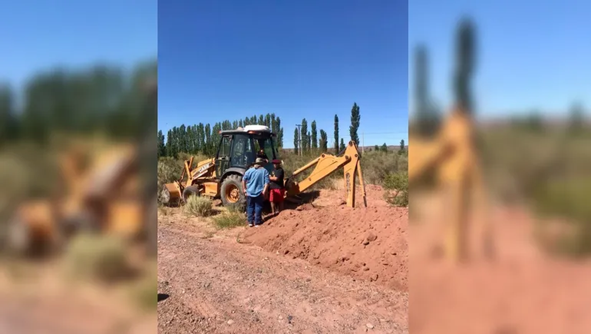 Según el relato se bajaron de una Amarok un hombre, dos mujeres y dos niños, identificados por la comunidad Fvta Xayen, e intentaron ingresar al campo por la tranquera, pero no lo lograron e ingresaron por un alambrado roto y un hombre fue a increpar a un tractorista. Según el relato se bajaron de una Amarok un hombre, dos mujeres y dos niños, identificados por la comunidad Fvta Xayen, e intentaron ingresar al campo por la tranquera, pero no lo lograron e ingresaron por un alambrado roto y un hombre fue a increpar a un tractorista.