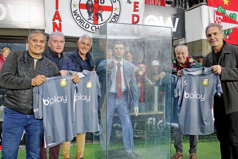 Campeón del Mundo a Milei: Besa la pared, pero no abraza a un jubilado.