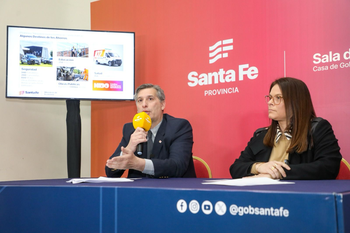 Pablo Olivares y Belén Echevarría durante la conferencia de prensa en la Casa de Gobierno de Santa Fe. Pablo Olivares y Belén Echevarría durante la conferencia de prensa en la Casa de Gobierno de Santa Fe.