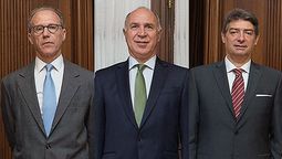 Ricardo Lorenzetti, entre Horacio Rosatti (der.) y Carlos Rosenkrantz (izq.).