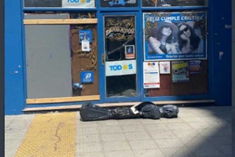 La bolsa mortuoria que dejaron en la puerta de una unidad básica del FdT.